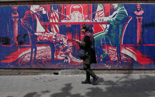 אישה חולפת על פני ציור קיר אנטי־אמריקאי המצויר על קיר שגרירות ארה"ב לשעבר בטהרן, איראן, 25 באפריל 2026 (צילום: AP Photo/Vahid Salemi) אישה חולפת על פני ציור קיר אנטי־אמריקאי המצויר על קיר שגרירות ארה"ב לשעבר בטהרן, איראן, 25 באפריל 2026 (צילום: AP Photo/Vahid Salemi)