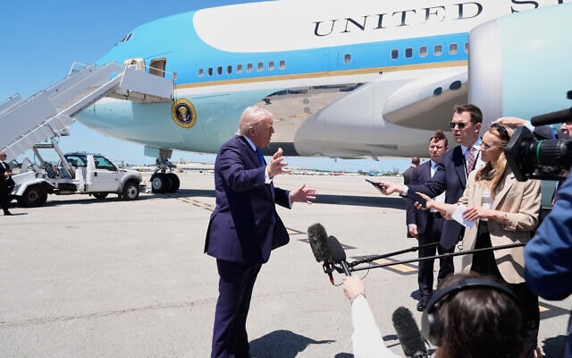 נשיא ארצות הברית דונלד טראמפ משוחח עם עיתונאים בנמל התעופה הבינלאומי פאלם ביץ' שבפלורידה לפני עלייתו לאייר פורס ואן, 25 באפריל 2026 (צילום: AP Photo/Manuel Balce Ceneta) נשיא ארצות הברית דונלד טראמפ משוחח עם עיתונאים בנמל התעופה הבינלאומי פאלם ביץ' שבפלורידה לפני עלייתו לאייר פורס ואן, 25 באפריל 2026 (צילום: AP Photo/Manuel Balce Ceneta)