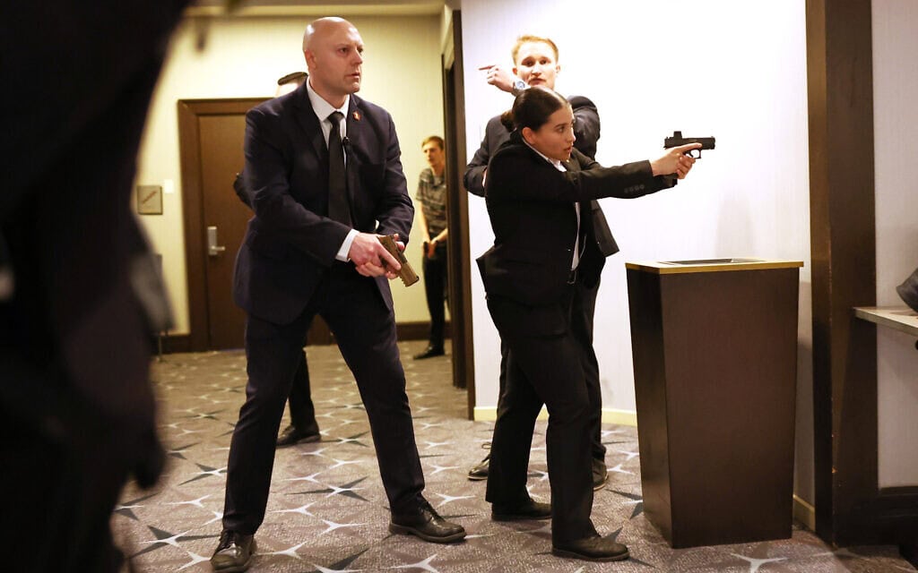 אנשי כוחות הביטחון מגיבים לתקרית הירי בארוחת הכתבים השנתית במלון ליד הבית הלבן. 25 באפריל 2026 (צילום: AP Photo/Tom Brenner)