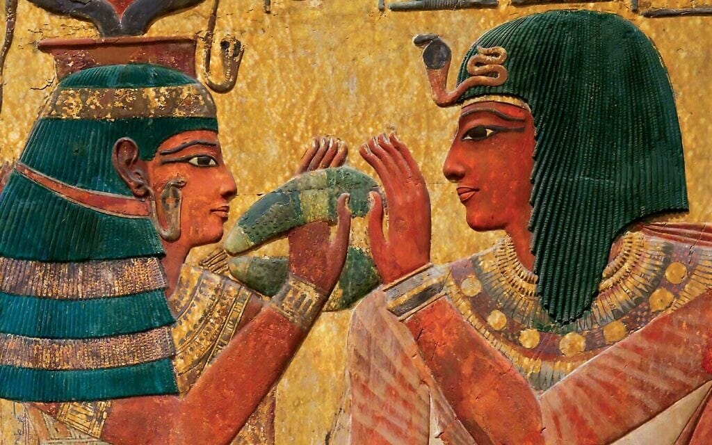 פרט מעטיפת "הדים ממצרים", בעריכת פרופ' יהושע ברמן מאוניברסיטת בר-אילן ובהוצאת קורן. בתמונה שעל העטיפה נראה תבליט של פרעה סתי הראשון מהמאה ה-13 לפני הספירה והאלה חתחור, "פנים אל פנים", מתוך קברו של סתי הראשון (צילום: הוצאת קורן) פרט מעטיפת "הדים ממצרים", בעריכת פרופ' יהושע ברמן מאוניברסיטת בר-אילן ובהוצאת קורן. בתמונה שעל העטיפה נראה תבליט של פרעה סתי הראשון מהמאה ה-13 לפני הספירה והאלה חתחור, "פנים אל פנים", מתוך קברו של סתי הראשון (צילום: הוצאת קורן)