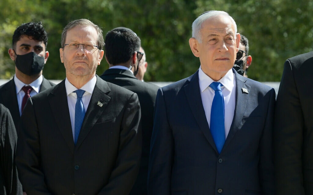נשיא המדינה יצחק הרצוג בטקס הנחת זרים ליום הזיכרון לשואה ולגבורה ברחבת גטו ורשה במוזיאון יד ושם. 14 באפריל 2026 (צילום: מעיין טואף / לע"מ ) נשיא המדינה יצחק הרצוג בטקס הנחת זרים ליום הזיכרון לשואה ולגבורה ברחבת גטו ורשה במוזיאון יד ושם. 14 באפריל 2026 (צילום: מעיין טואף / לע"מ )