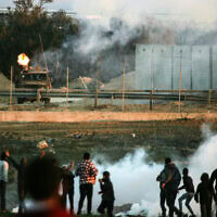 מפגינים פלסטינים במהלך עימותים עם כוחות ישראליים, לאחר הפגנה לאורך הגבול עם ישראל, ממזרח לרפיח שבדרום רצועת עזה, 18 בינואר 2019