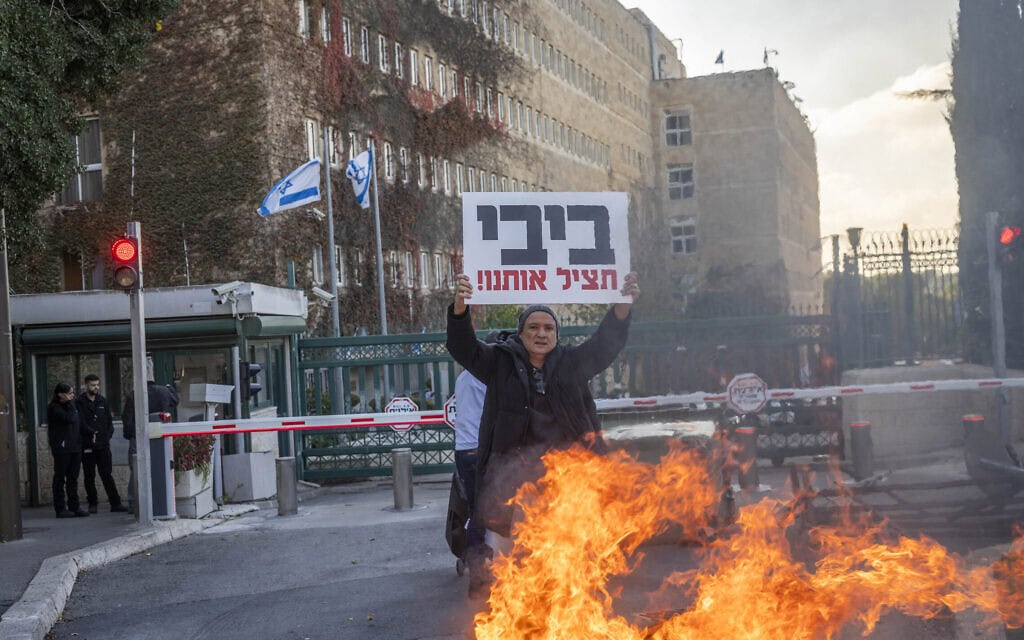 בעלי עסקים קטנים מפגינים נגד תוכניתו של שר האוצר בצלאל סמוטריץ' להעלות את תקרת הפטור ממס על ייבוא אישי ל־150 דולר, מחוץ למשרד האוצר בירושלים, 23 בדצמבר 2025 (צילום: חיים גולדברג/פלאש90) בעלי עסקים קטנים מפגינים נגד תוכניתו של שר האוצר בצלאל סמוטריץ' להעלות את תקרת הפטור ממס על ייבוא אישי ל־150 דולר, מחוץ למשרד האוצר בירושלים, 23 בדצמבר 2025 (צילום: חיים גולדברג/פלאש90)
