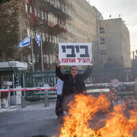 בעלי עסקים קטנים מפגינים נגד תוכניתו של שר האוצר בצלאל סמוטריץ' להעלות את תקרת הפטור ממס על ייבוא אישי ל־150 דולר, מחוץ למשרד האוצר בירושלים, 23 בדצמבר 2025