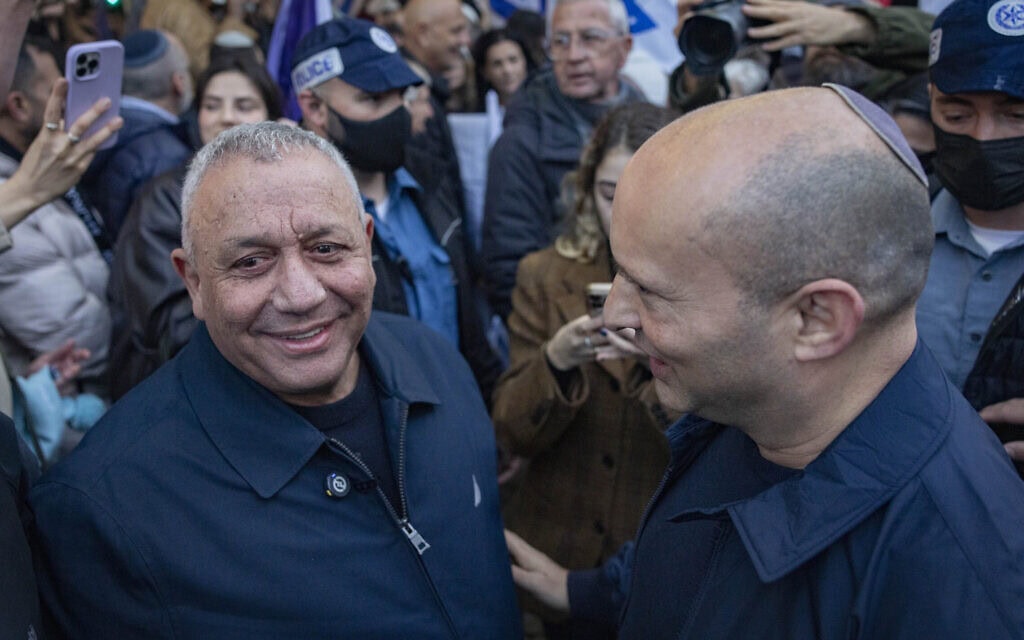 ראש הממשלה לשעבר נפתלי בנט לצד גדי איזנקוט במהלך צעדה לתמיכה בגיוס חרדים לצה"ל, 15 בינואר 2026 (צילום: יונתן זינדל/פלאש90) ראש הממשלה לשעבר נפתלי בנט לצד גדי איזנקוט במהלך צעדה לתמיכה בגיוס חרדים לצה"ל, 15 בינואר 2026 (צילום: יונתן זינדל/פלאש90)