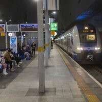 נוסעים בתחנת הרכבת יצחק נבון בירושלים, 21 בינואר 2026