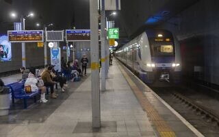 נוסעים בתחנת הרכבת יצחק נבון בירושלים, 21 בינואר 2026 (צילום: חיים גולדברג/פלאש90) נוסעים בתחנת הרכבת יצחק נבון בירושלים, 21 בינואר 2026 (צילום: חיים גולדברג/פלאש90)