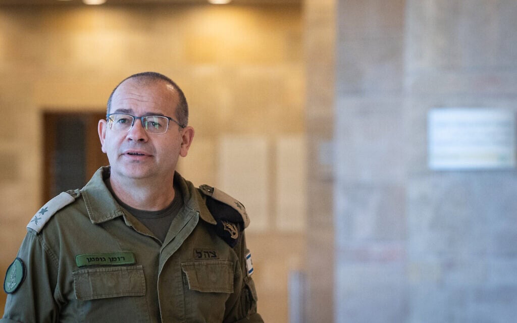 המזכיר הצבאי של ראש הממשלה, אלוף רומן גופמן, בדרכו לדיון בוועדת החוץ והביטחון של הכנסת, 5 בפברואר 2026 (צילום: יונתן זינדל/פלאש90)