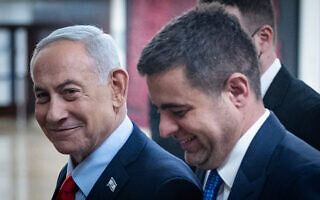 ראש הממשלה בנימין נתניהו לצד דוברו זיו אגמון, 23 בפברואר 2026 (צילום: חיים גולדברג/פלאש90) ראש הממשלה בנימין נתניהו לצד דוברו זיו אגמון, 23 בפברואר 2026 (צילום: חיים גולדברג/פלאש90)