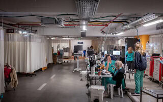 צוותים רפואיים מעניקים טיפול במתחם תת קרקעי של בית החולים שערי צדק בזמן המלחמה עם איראן, מרץ 2026 (צילום: חיים גולדברג/פלאש90) צוותים רפואיים מעניקים טיפול במתחם תת קרקעי של בית החולים שערי צדק בזמן המלחמה עם איראן, מרץ 2026 (צילום: חיים גולדברג/פלאש90)