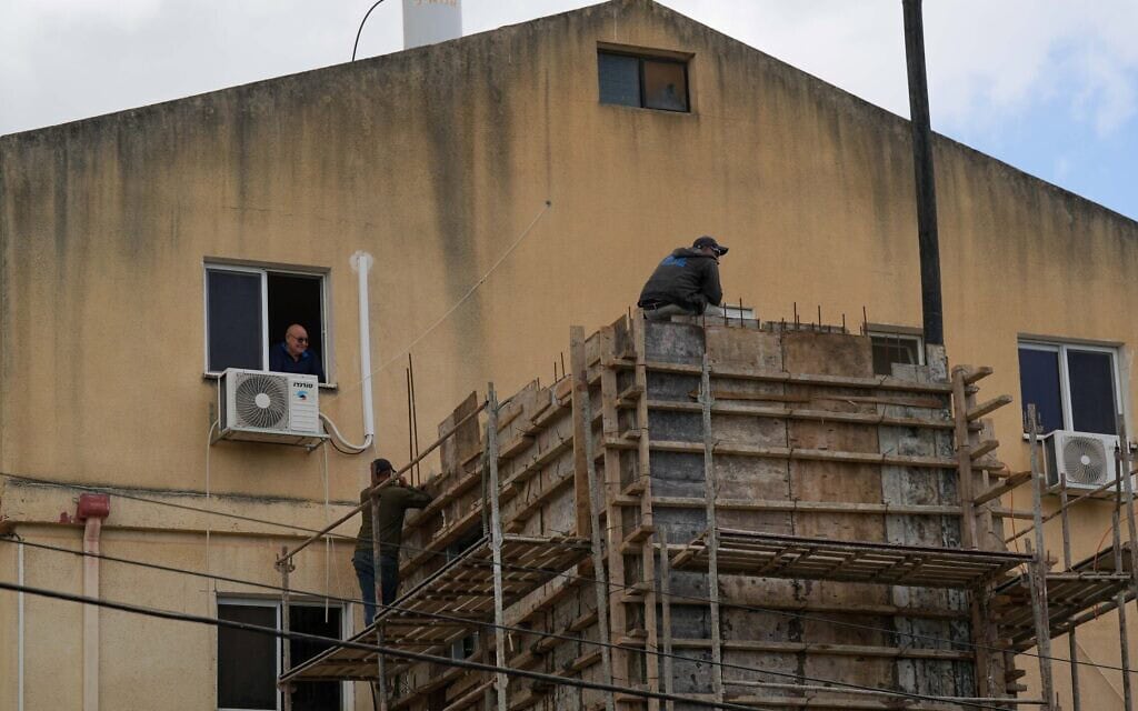 עובדים בונים חדרים מוגנים בקריית שמונה בזמן המלחמה עם איראן וחזבאללה, 31 במרץ 2026 (צילום: אייל מרגולין/פלאש90) עובדים בונים חדרים מוגנים בקריית שמונה בזמן המלחמה עם איראן וחזבאללה, 31 במרץ 2026 (צילום: אייל מרגולין/פלאש90)