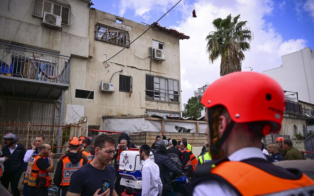 זירת פגיעת טיל ששוגר מאיראן בבני ברק, 31 במרץ 2026 (צילום: אבשלום ששוני/פלאש90)