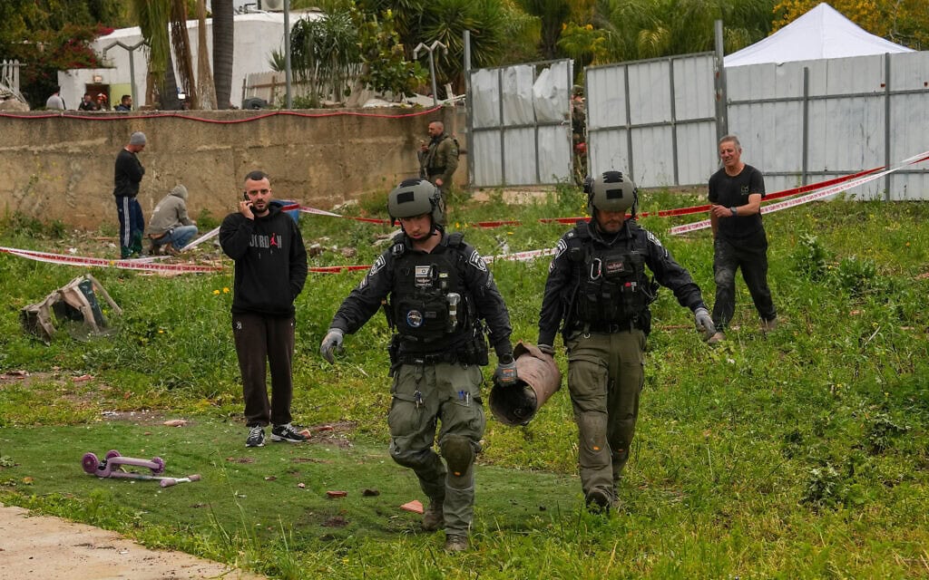 זירת פגיעת טיל ששוגר מלבנון בקריית שמונה, 1 באפריל 2026 (צילום: אייל מרגולין/פלאש90) זירת פגיעת טיל ששוגר מלבנון בקריית שמונה, 1 באפריל 2026 (צילום: אייל מרגולין/פלאש90)