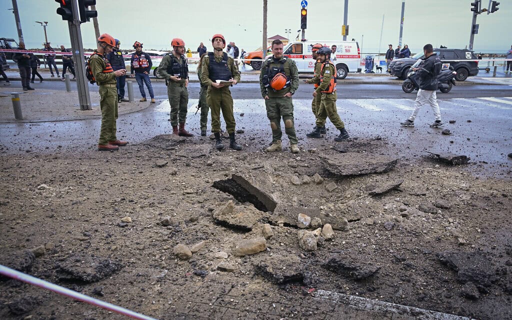 אתר בתל אביב שנפגע בתקיפה שביצעה איראן, 1 באפריל 2026 (צילום: אבשלום ששוני/פלאש90) אתר בתל אביב שנפגע בתקיפה שביצעה איראן, 1 באפריל 2026 (צילום: אבשלום ששוני/פלאש90)