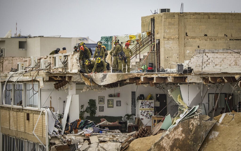 גורמי חילוץ וסיוע בבניין בדרום תל אביב שקרס בחלקו, 1 באפריל 2026 (צילום: פלאש90) גורמי חילוץ וסיוע בבניין בדרום תל אביב שקרס בחלקו, 1 באפריל 2026 (צילום: פלאש90)