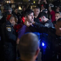 שוטרים מתעמתים עם מפגינים נגד הממשלה והמלחמה באיראן בכיכר הבימה בתל אביב, 4 באפריל 2026 (צילום: פלאש90) שוטרים מתעמתים עם מפגינים נגד הממשלה והמלחמה באיראן בכיכר הבימה בתל אביב, 4 באפריל 2026 (צילום: פלאש90)