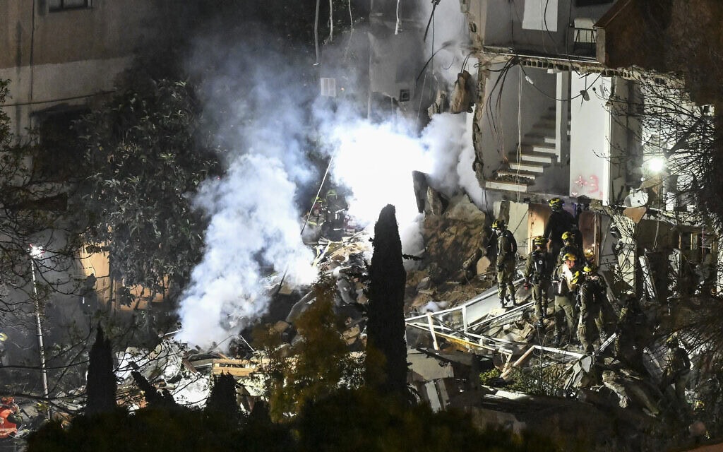 זירת פגיעת הטיל האיראני בחיפה ממנה חולצו ארבעה לכודים שנהרגו, 5 באפריל 2026 (צילום: פלאש90) זירת פגיעת הטיל האיראני בחיפה ממנה חולצו ארבעה לכודים שנהרגו, 5 באפריל 2026 (צילום: פלאש90)
