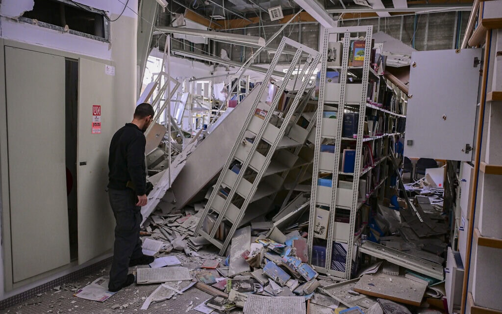 זירת פגיעת טיל איראני בתל אביב, 6 באפריל 2026 (צילום: אבשלום ששוני/פלאש90) זירת פגיעת טיל איראני בתל אביב, 6 באפריל 2026 (צילום: אבשלום ששוני/פלאש90)