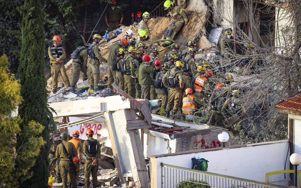 כוחות הצלה בבניין שנפגע מטיל איראני בחיפה. 6 באפריל 2026 (צילום: דוד כהן/פלאש90) כוחות הצלה בבניין שנפגע מטיל איראני בחיפה. 6 באפריל 2026 (צילום: דוד כהן/פלאש90)