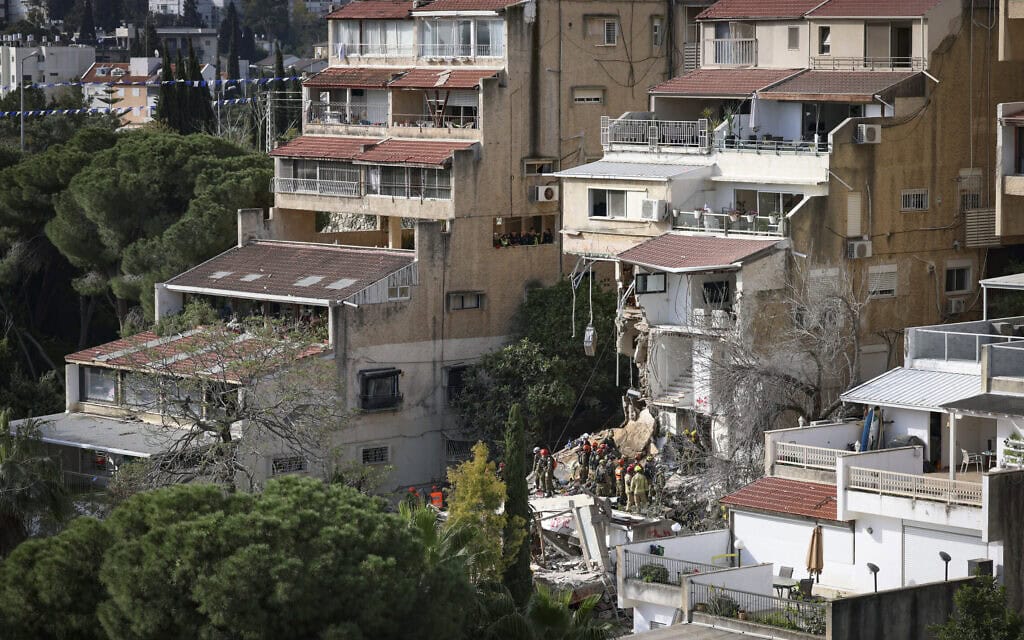 זירת פגיעת הטיל האיראני בחיפה ממנה חולצו ארבעה לכודים שנהרגו, 6 באפריל 2026 (צילום: דוד כהן/פלאש90) זירת פגיעת הטיל האיראני בחיפה ממנה חולצו ארבעה לכודים שנהרגו, 6 באפריל 2026 (צילום: דוד כהן/פלאש90)