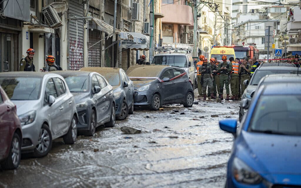 זירת פגיעת טיל איראני בתל אביב, 6 באפריל 2026 (צילום: פלאש90) זירת פגיעת טיל איראני בתל אביב, 6 באפריל 2026 (צילום: פלאש90)