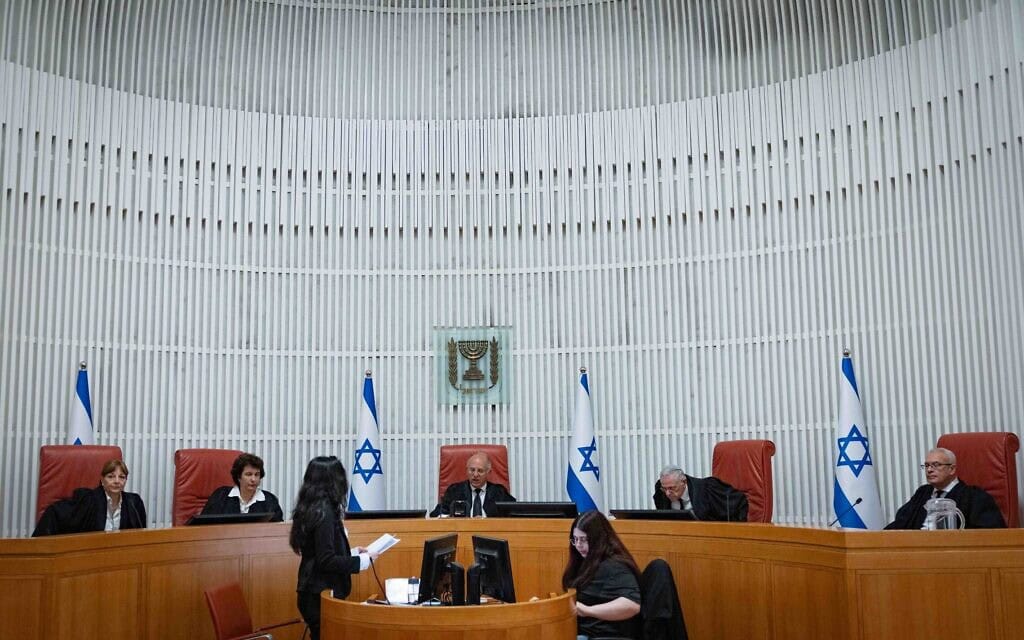 המשנה לנשיא בית המשפט עליון, השופט נעם סולברג (במרכז), בראש ההרכב שדן בבג"ץ גיוס החרדים, 12 באפריל 2026 (צילום: יונתן זינדל/פלאש90)