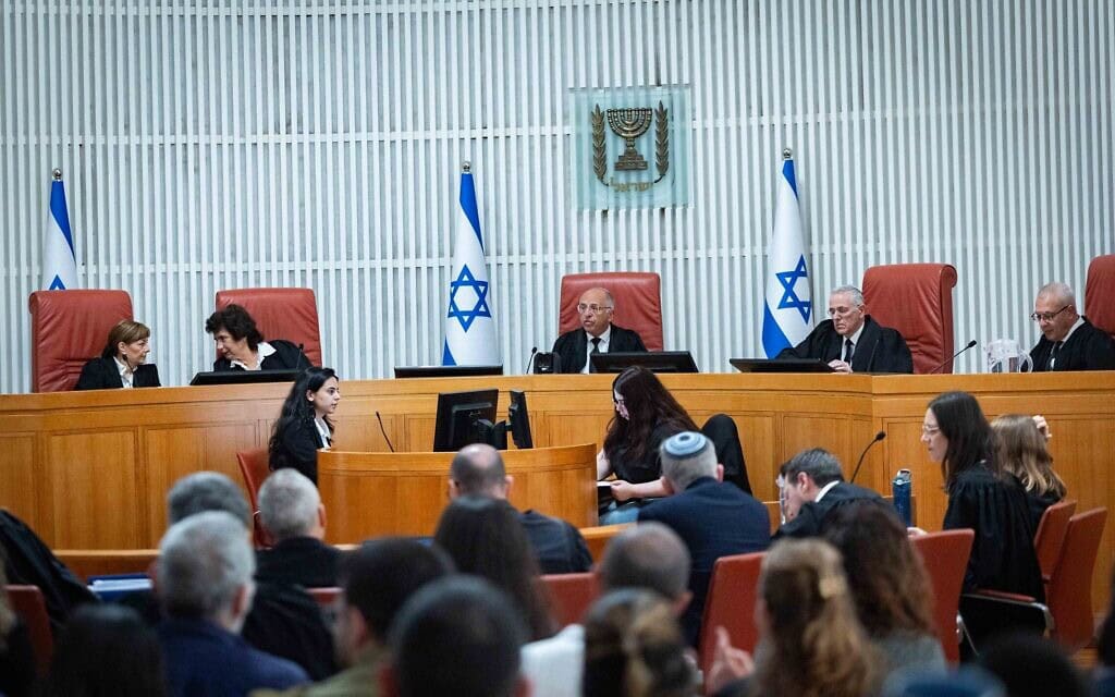 המשנה לנשיא בית המשפט עליון, השופט נעם סולברג (במרכז), בראש ההרכב שדן בבג"ץ גיוס החרדים, 12 באפריל 2026 (צילום: יונתן זינדל/פלאש90) המשנה לנשיא בית המשפט עליון, השופט נעם סולברג (במרכז), בראש ההרכב שדן בבג"ץ גיוס החרדים, 12 באפריל 2026 (צילום: יונתן זינדל/פלאש90)