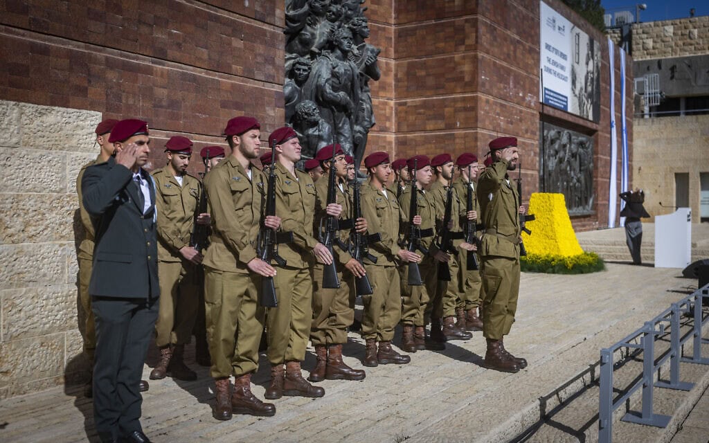 חיילים עומדים דום בחזרות לטקס הממלכתי ליום השואה והגבורה. 14 באפריל 2026 (צילום: חיים גולדברג/פלאש90) חיילים עומדים דום בחזרות לטקס הממלכתי ליום השואה והגבורה. 14 באפריל 2026 (צילום: חיים גולדברג/פלאש90)
