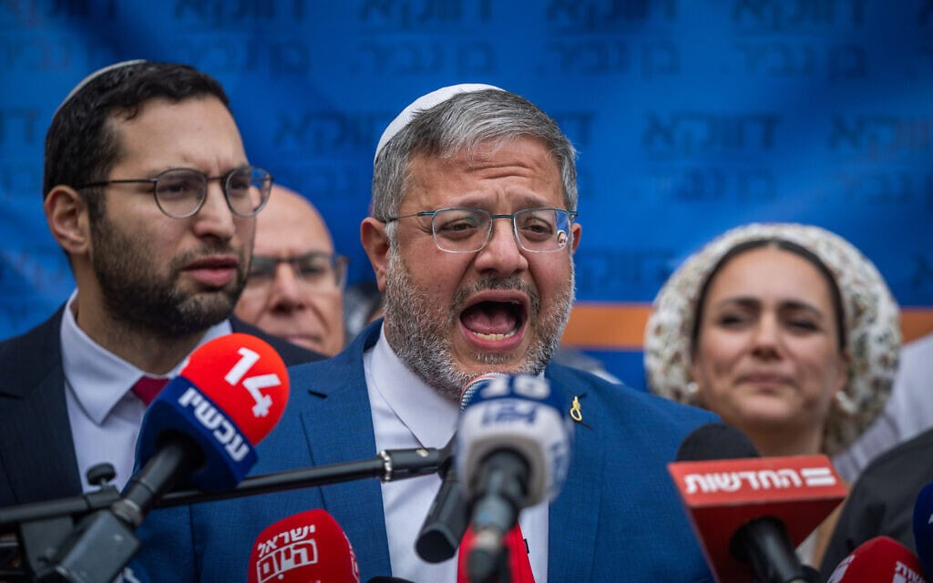 השר לביטחון לאומי איתמר בן גביר לפני הדיון בבג"ץ על הדחתו, 15 באפריל 2026 (צילום: יונתן זינדל/פלאש90) השר לביטחון לאומי איתמר בן גביר לפני הדיון בבג"ץ על הדחתו, 15 באפריל 2026 (צילום: יונתן זינדל/פלאש90)