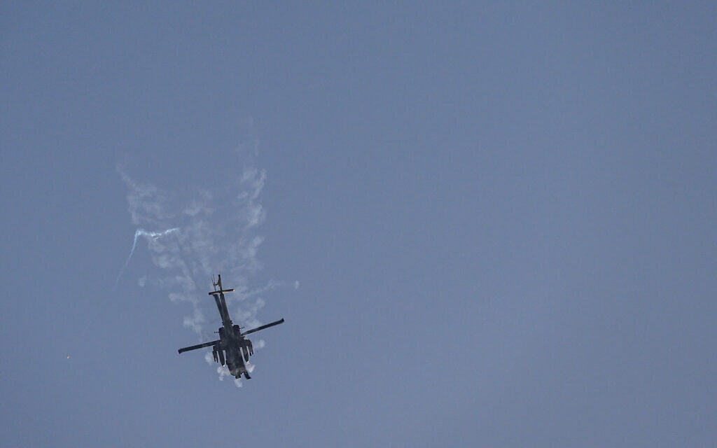 מסוק צבאי סמוך לגבול ישראל עם לבנון, 16 באפריל 2026 (צילום: אייל מרגולין/פלאש90)