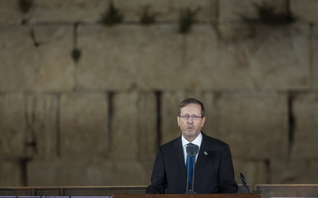 הנשיא יצחק הרצוג בטקס ברחבת הכותל בירושלים בערב יום הזיכרון לחללי מערכות ישראל, 20 באפריל 2026 (צילום: חיים גולדברג/פלאש90) הנשיא יצחק הרצוג בטקס ברחבת הכותל בירושלים בערב יום הזיכרון לחללי מערכות ישראל, 20 באפריל 2026 (צילום: חיים גולדברג/פלאש90)