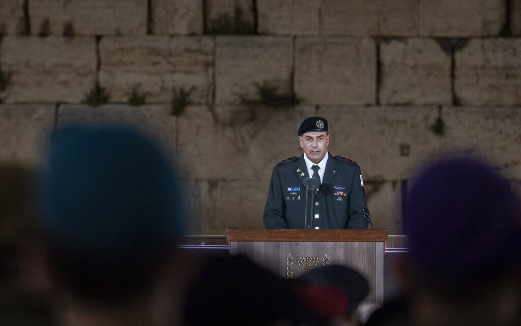 הרמטכ"ל אייל זמיר בטקס בערב יום הזיכרון לחללי מערכות ישראל ברחבת הכותל בירושלים, 20 באפריל 2026 (צילום: חיים גולדברג/פלאש90)