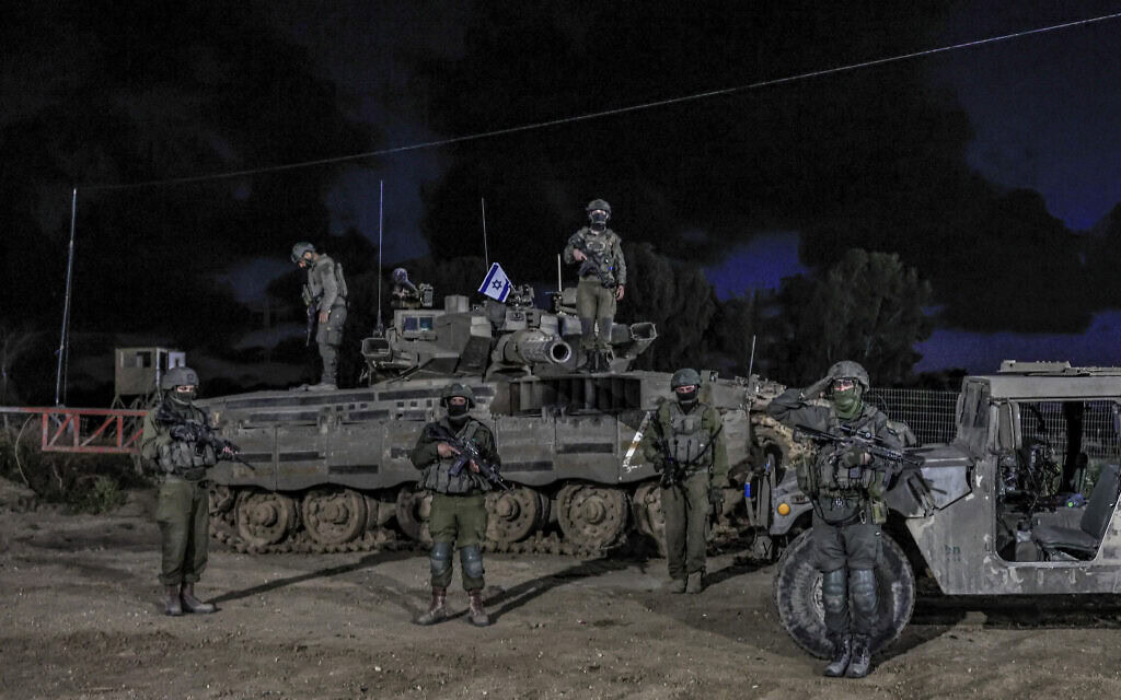 חיילי שיריון עומדים בצפירה לצד טנק בגבול עזה. 20 באפריל 2026 (צילום: צפריר אביוב/פלאש90) חיילי שיריון עומדים בצפירה לצד טנק בגבול עזה. 20 באפריל 2026 (צילום: צפריר אביוב/פלאש90)