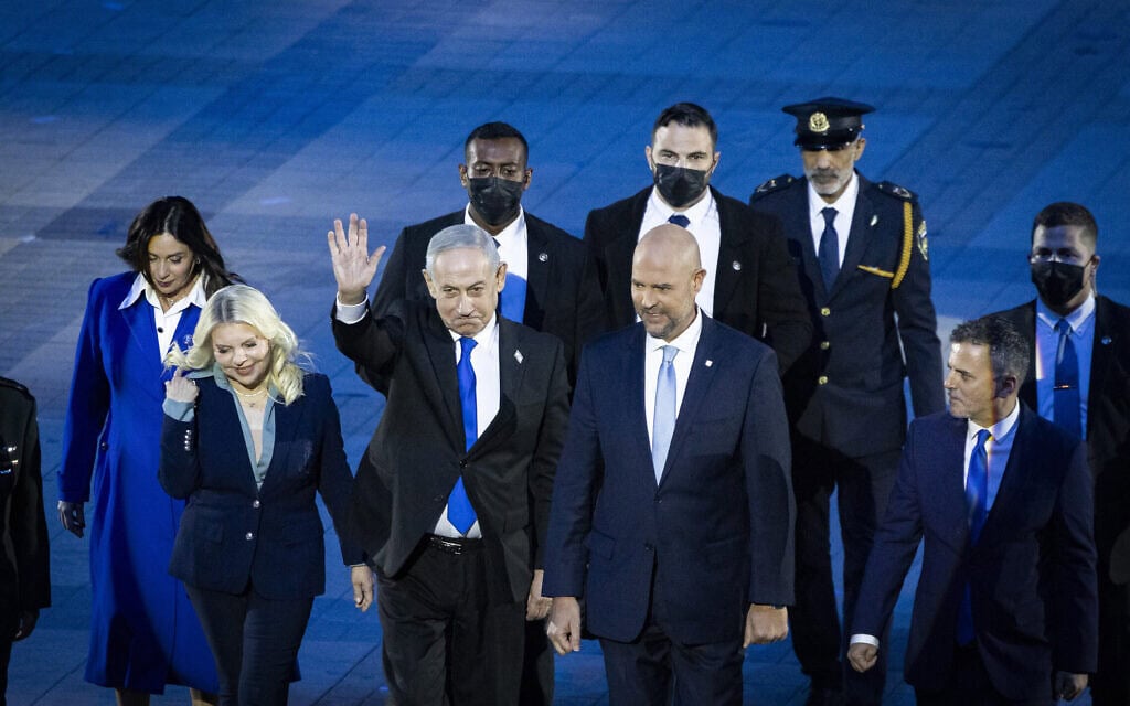 ראש הממשלה בנימין נתניהו עם רעייתו שרה, שרת התחבורה מירי רגב, יו"ר הכנסת אמיר אוחנה ובן זוגו אלון חדד בפתח טקס הדלקת המשואות בהר הרצל בירושלים, 21 באפריל 2026 (צילום: חיים גולדברג/פלאש90)