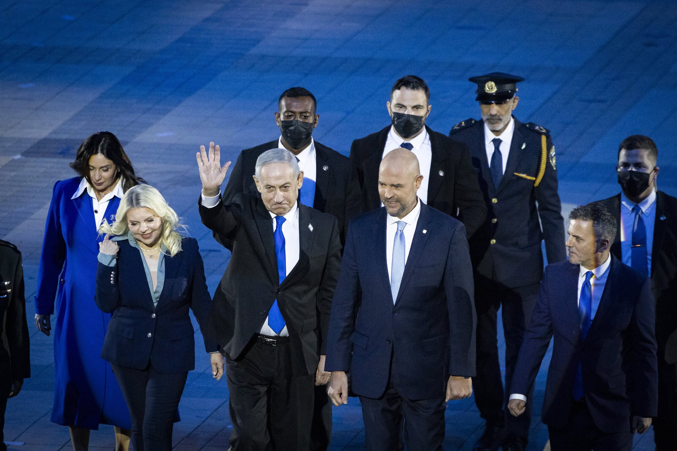 ראש הממשלה בנימין נתניהו עם רעייתו שרה, שרת התחבורה מירי רגב, יו"ר הכנסת אמיר אוחנה ובן זוגו אלון חדד בפתח טקס הדלקת המשואות בהר הרצל בירושלים, 21 באפריל 2026 (צילום: חיים גולדברג/פלאש90)
