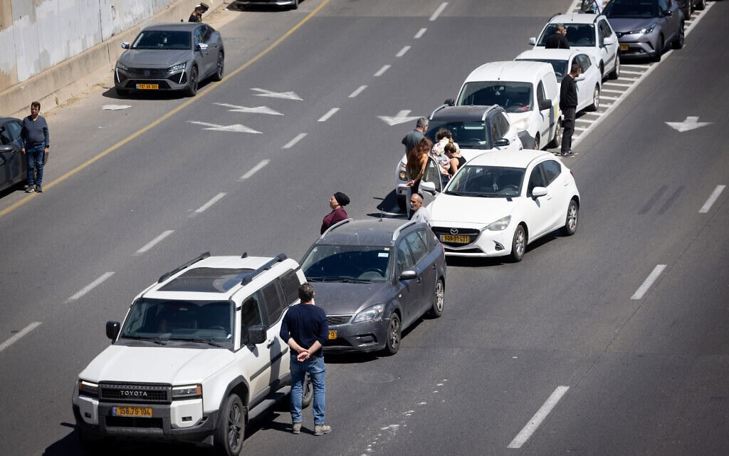 ישראלים עומדים בצפירת יום הזיכרון בנתיבי איילון בתל אביב, 21 באפריל 2026 (צילום: מרים אלסטר/פלאש90) ישראלים עומדים בצפירת יום הזיכרון בנתיבי איילון בתל אביב, 21 באפריל 2026 (צילום: מרים אלסטר/פלאש90)