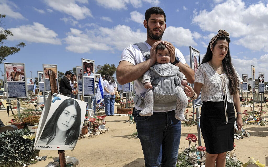 משפחות שכולות עומדות בצפירת יום הזיכרון במתחם הנובה. 21 באפריל 2026 (צילום: צפריר אביוב/פלאש90) משפחות שכולות עומדות בצפירת יום הזיכרון במתחם הנובה. 21 באפריל 2026 (צילום: צפריר אביוב/פלאש90)