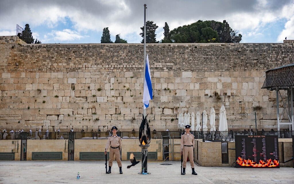 חיילים עומדים דום בצפירה ליד הכותל ביום הזיכרון. 21 באפריל 2026 (צילום: יהונתן זינדל/פלאש90) חיילים עומדים דום בצפירה ליד הכותל ביום הזיכרון. 21 באפריל 2026 (צילום: יהונתן זינדל/פלאש90)