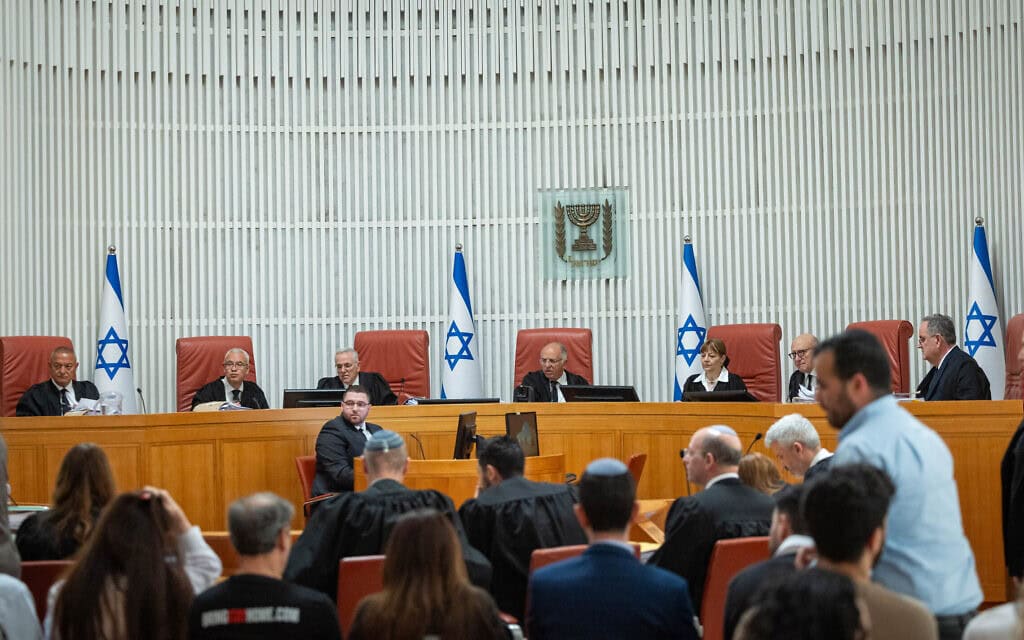 בג"ץ דן בעתירות בעניין העתירות להקמת ועדת חקירה ממלכתית לחקר טבח השבעה באוקטובר, 23 באפריל 2026 (צילום: יונתן זינדל/פלאש90) בג"ץ דן בעתירות בעניין העתירות להקמת ועדת חקירה ממלכתית לחקר טבח השבעה באוקטובר, 23 באפריל 2026 (צילום: יונתן זינדל/פלאש90)