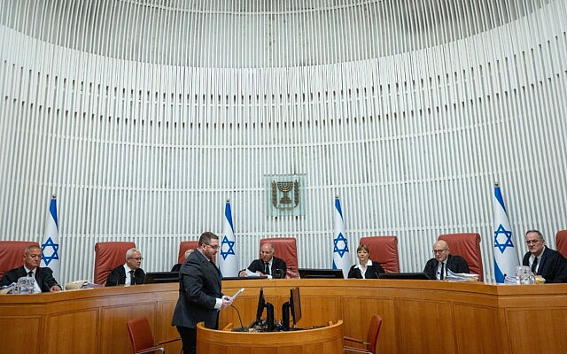 בג"ץ דן בעתירות בעניין העתירות להקמת ועדת חקירה ממלכתית לחקר טבח השבעה באוקטובר, 23 באפריל 2026 (צילום: יונתן זינדל/פלאש90) בג"ץ דן בעתירות בעניין העתירות להקמת ועדת חקירה ממלכתית לחקר טבח השבעה באוקטובר, 23 באפריל 2026 (צילום: יונתן זינדל/פלאש90)