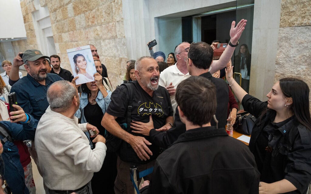 מפגינים, המתנגדים להקמתה של ועדת חקירה ממלכתית בעקבות טבח 7 באוקטובר, מוחים בבית המשפט העליון, 23 באפריל 2026 (צילום: יונתן זינדל/פלאש90)