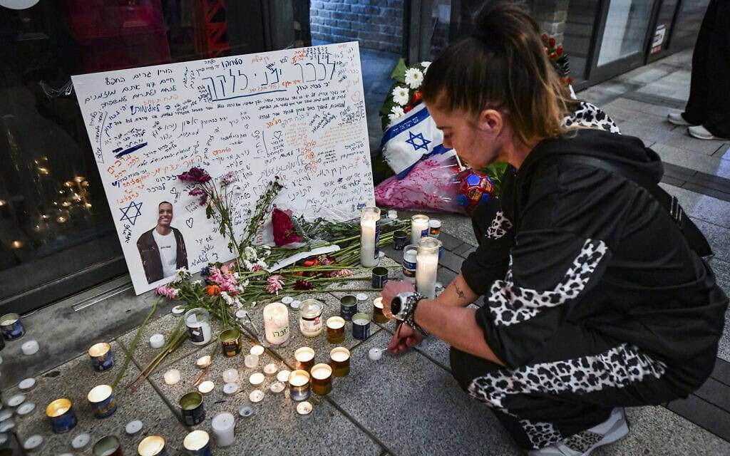 נרות ליד הפיצרייה בה עבד בנימין ימנו זלקה שנרצח בדקירות ביום העצמאות. 25 באפריל 2026 (צילום: אבשלום ששוני/פלאש90)