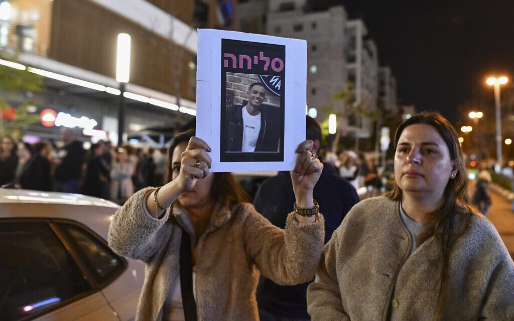 אנשים נאספים מחוץ לפיצרייה בפתח תקווה בה עבד בנימין ימנו זלקה שנרצח בדקירות ביום העצמאות. 25 באפריל 2026 (צילום: אבשלום ששוני/פלאש90)