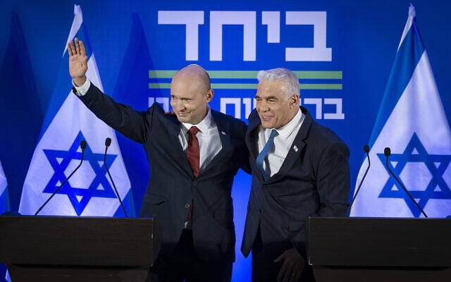 ראש הממשלה לשעבר נפתלי בנט ויו"ר האופוזיציה יאיר לפיד במסיבת עיתונאים משותפת בה הודיעו על הקמת מפלגה מאוחדת, "ביחד", 26 באפריל 2026 (צילום: חיים גולדברג/פלאש90) ראש הממשלה לשעבר נפתלי בנט ויו"ר האופוזיציה יאיר לפיד במסיבת עיתונאים משותפת בה הודיעו על הקמת מפלגה מאוחדת, "ביחד", 26 באפריל 2026 (צילום: חיים גולדברג/פלאש90)