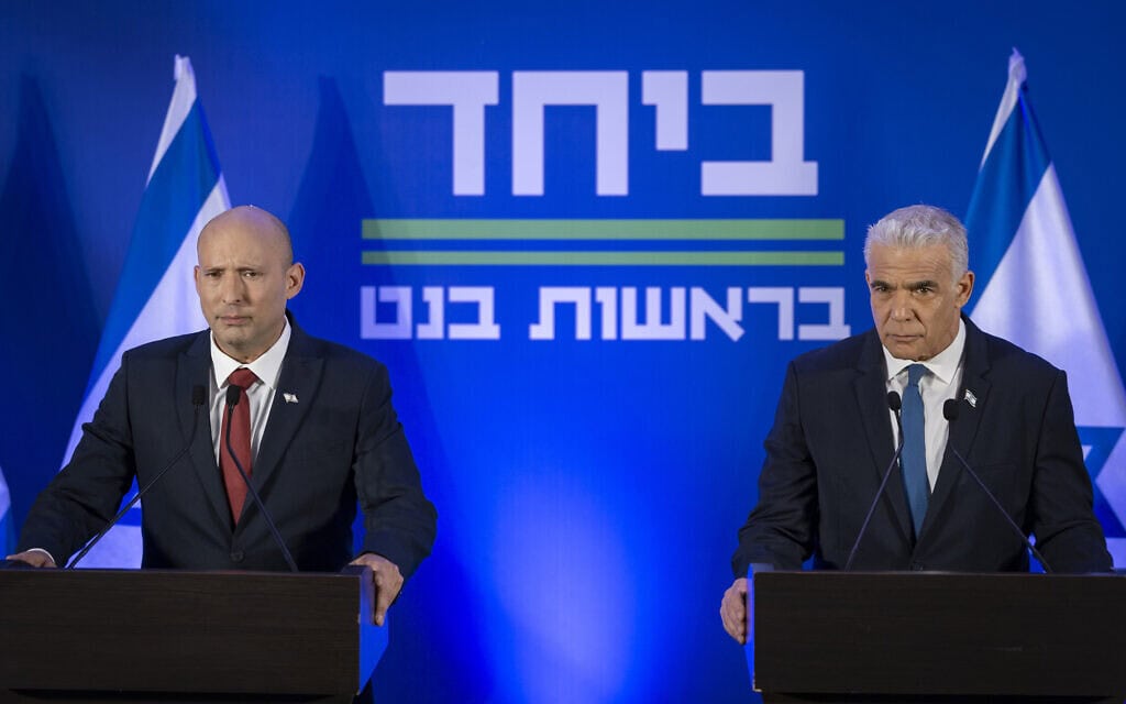 ראש הממשלה לשעבר נפתלי בנט ויו"ר האופוזיציה יאיר לפיד במסיבת עיתונאים משותפת על האיחוד, 26 באפריל 2026 (צילום: חיים גולדברג/פלאש90)