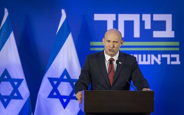 ראש הממשלה לשעבר נפתלי בנט במסיבת עיתונאים משותפת עם ויו"ר האופוזיציה יאיר לפיד בה הודיעו על הקמת מפלגה מאוחדת, "ביחד", 26 באפריל 2026 (צילום: חיים גולדברג/פלאש90) ראש הממשלה לשעבר נפתלי בנט במסיבת עיתונאים משותפת עם ויו"ר האופוזיציה יאיר לפיד בה הודיעו על הקמת מפלגה מאוחדת, "ביחד", 26 באפריל 2026 (צילום: חיים גולדברג/פלאש90)