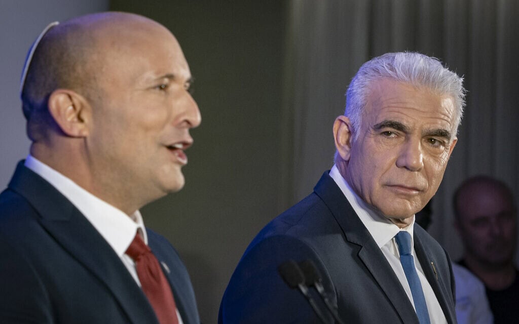 ראש הממשלה לשעבר נפתלי בנט ויו"ר האופוזיציה יאיר לפיד במסיבת עיתונאים משותפת בה הודיעו על הקמת מפלגה מאוחדת, "ביחד", 26 באפריל 2026 (צילום: חיים גולדברג/פלאש90)