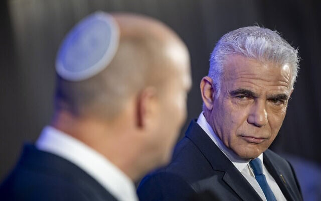 ראש הממשלה לשעבר נפתלי בנט ויו"ר האופוזיציה יאיר לפיד במסיבת עיתונאים משותפת בה הודיעו על הקמת מפלגה מאוחדת, "ביחד", 26 באפריל 2026 (צילום: חיים גולדברג/פלאש90) ראש הממשלה לשעבר נפתלי בנט ויו"ר האופוזיציה יאיר לפיד במסיבת עיתונאים משותפת בה הודיעו על הקמת מפלגה מאוחדת, "ביחד", 26 באפריל 2026 (צילום: חיים גולדברג/פלאש90)
