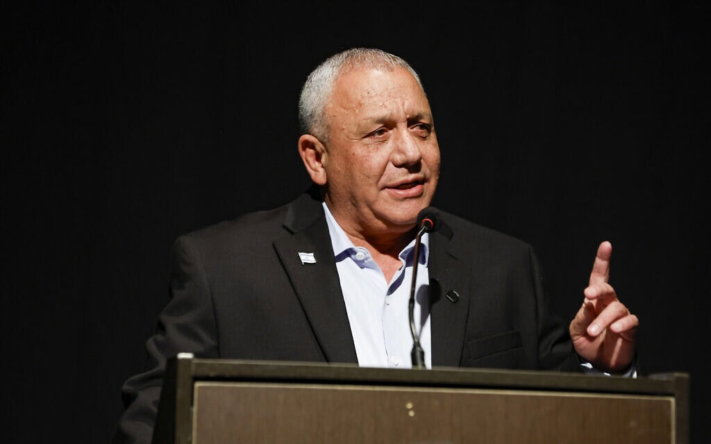גדי איזנקוט, יו"ר מפלגת ישר, נואם באירוע השקת ספרם של יואב לימור ואורן נהרי בהרצליה, 26 באפריל 2026 (צילום: טל גל/פלאש90) גדי איזנקוט, יו"ר מפלגת ישר, נואם באירוע השקת ספרם של יואב לימור ואורן נהרי בהרצליה, 26 באפריל 2026 (צילום: טל גל/פלאש90)
