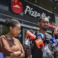 בני משפחתו של ימנו בנימין זלקה, עובד פיצה האט שנדקר למוות בערב יום העצמאות על ידי נערים, 27 באפריל 2026. (צילום: אבשלום ששוני/פלאש90) (צילום: אבשלום ששוני/פלאש90) בני משפחתו של ימנו בנימין זלקה, עובד פיצה האט שנדקר למוות בערב יום העצמאות על ידי נערים, 27 באפריל 2026. (צילום: אבשלום ששוני/פלאש90) (צילום: אבשלום ששוני/פלאש90)